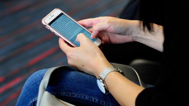 cbsn-fusion-growing-fears-over-smartphone-apps-tracking-selling-data-thumbnail-1559245-640x360.jpg 