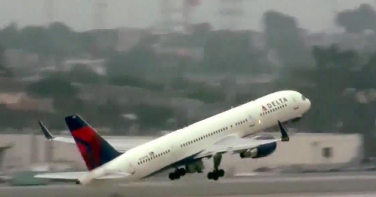 Airlines offering travel waivers ahead of winter storm - CBS Chicago