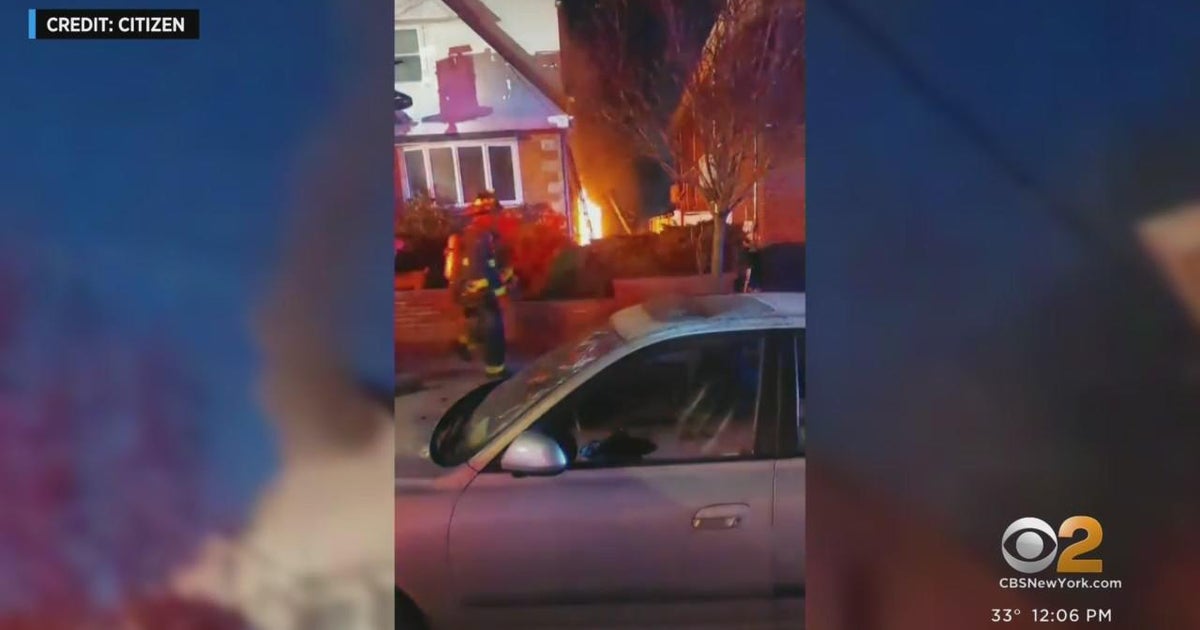 10 hurt in Queens house fire - CBS New York
