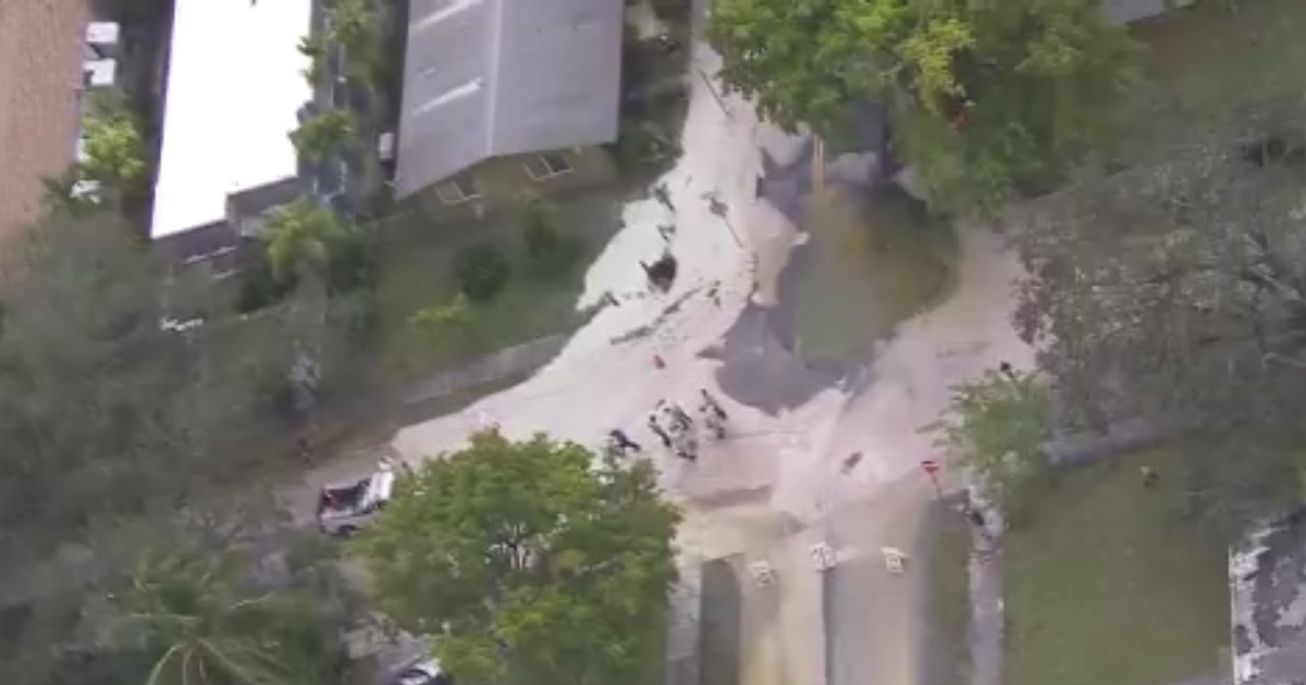 Drinking water main break in Hollywood floods streets, causes delays for motorists