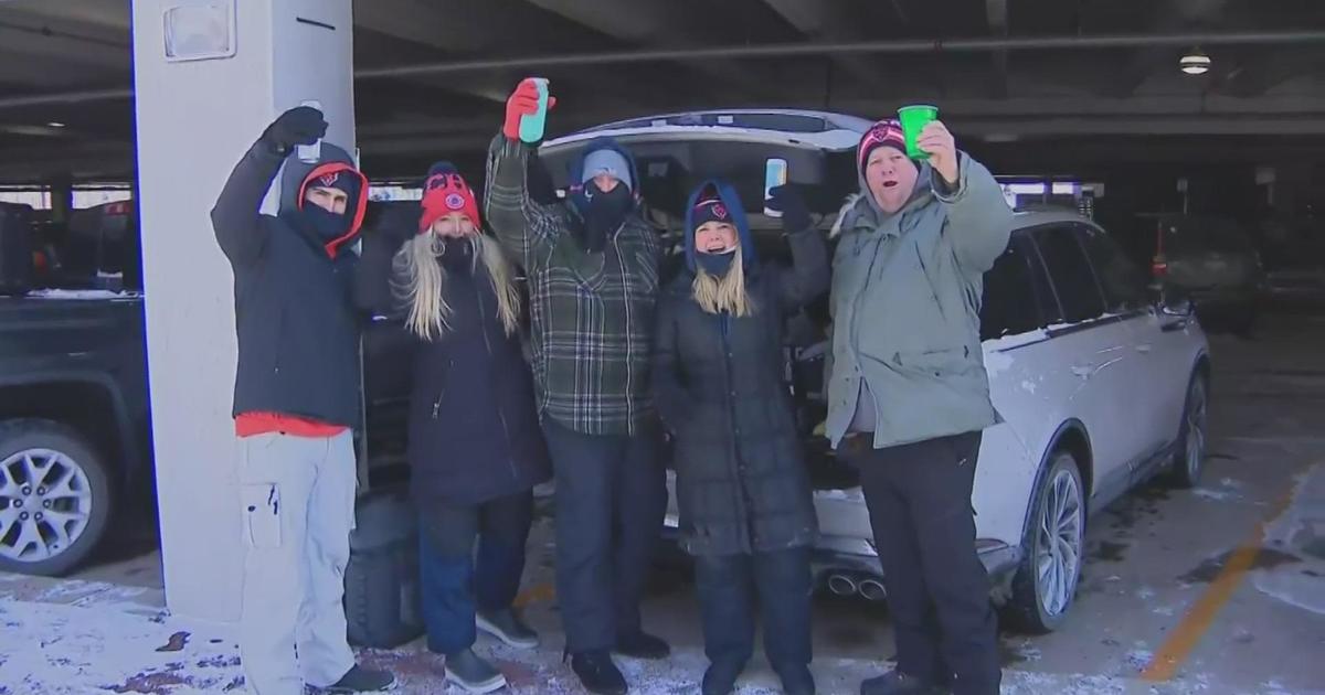 Chicago Residents Brave Cold For Bears Game, Shopping on Christmas