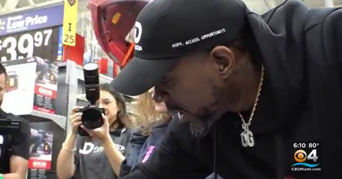 Miami Heat player Udonia Haslem’s basis performs Santa for 100 South Florida little ones