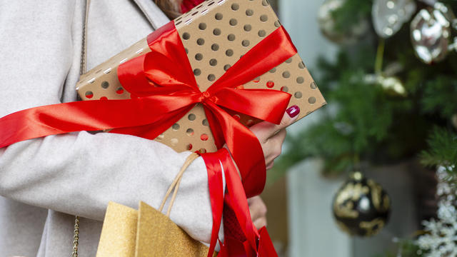 cbsn-fusion-tips-for-last-minute-holiday-shopping-on-a-budget-thumbnail-1562766-640x360.jpg 