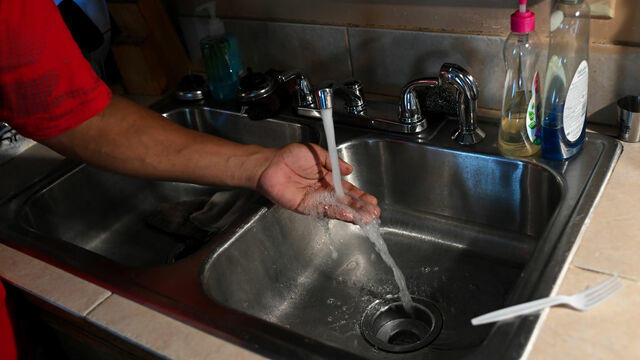 cbsn-fusion-21-million-americans-get-water-from-systems-with-epa-violations-thumbnail-1582022-640x360.jpg 