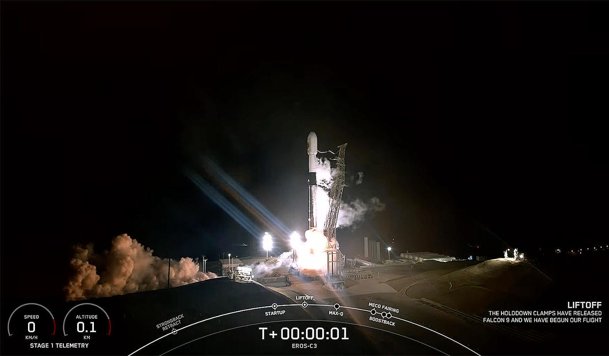 O Falcon 9 decolando, em uma foto registrada à distância e durante a noite. A imagem traz algumas informações técnicas na parte inferior.