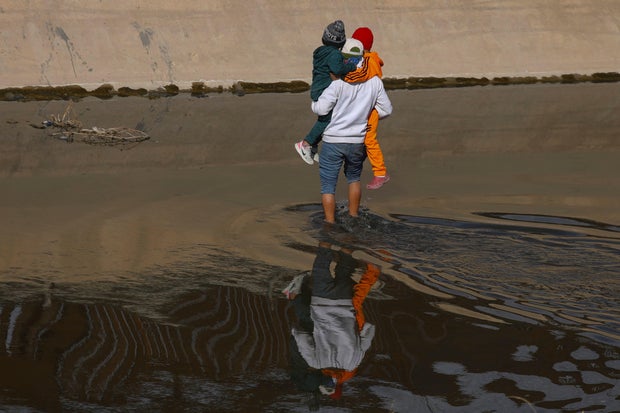TOPSHOT-MEXICO-US-MIGRATION-TITLE 42