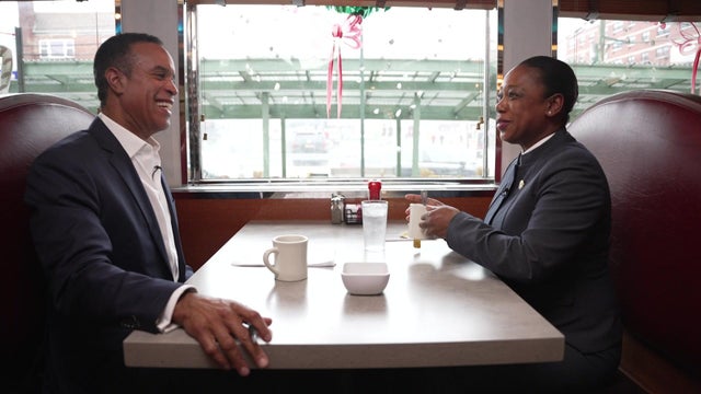 CBS2's Maurice DuBois and NYPD Commissioner Keechant Sewell sit across from each other in a diner booth.