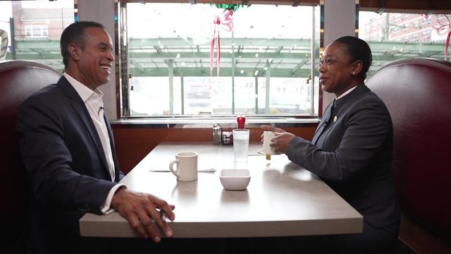 CBS2's Maurice DuBois and NYPD Commissioner Keechant Sewell sit across from each other in a diner booth. 