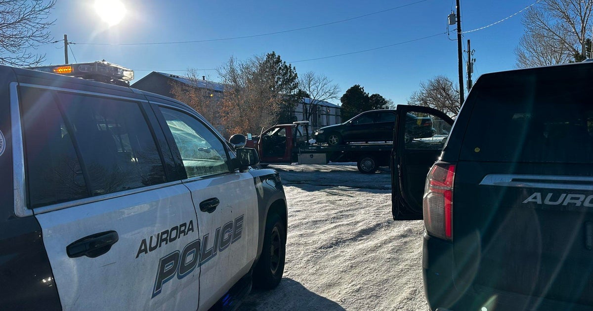 Aurora police search for suspect who carjacked tow truck - CBS Colorado