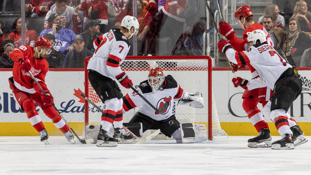 Vanecek makes 32 saves as Devils roll past Red Wings 5-1