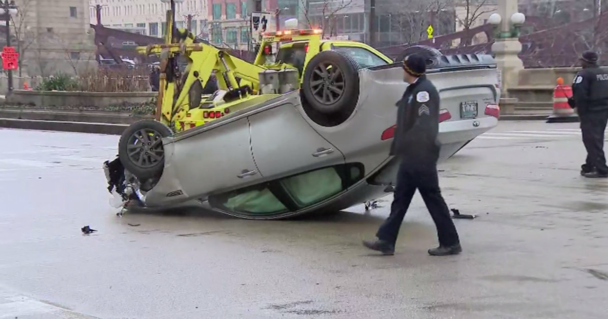 1 dead after multi-car crash on Chicago's Southwest Side - CBS Chicago