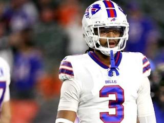 Damar Hamlin awake, off breathing tube, FaceTimed with Bills teammates