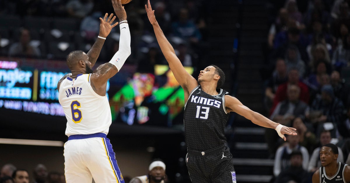 LeBron James scores 37 points, Lakers beat Kings 136-134