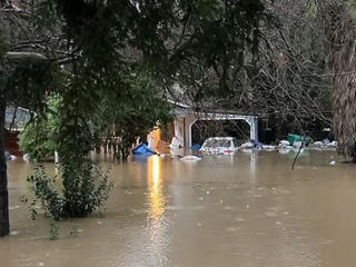 Video San Lorenzo River overflows into Felton neighborhood CBS