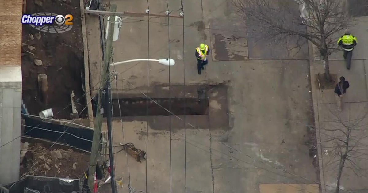 20 homes evacuated after gas main ruptured in Jersey City - CBS New York