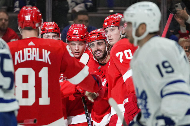 Detroit Red Wings alumni all smiles after beating Toronto Maple Leafs