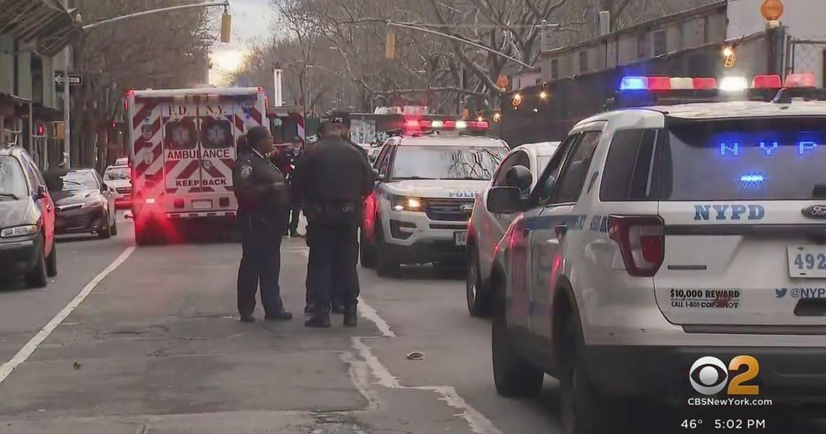 18-year-old stabbed in back at Lower East Side school - CBS New York