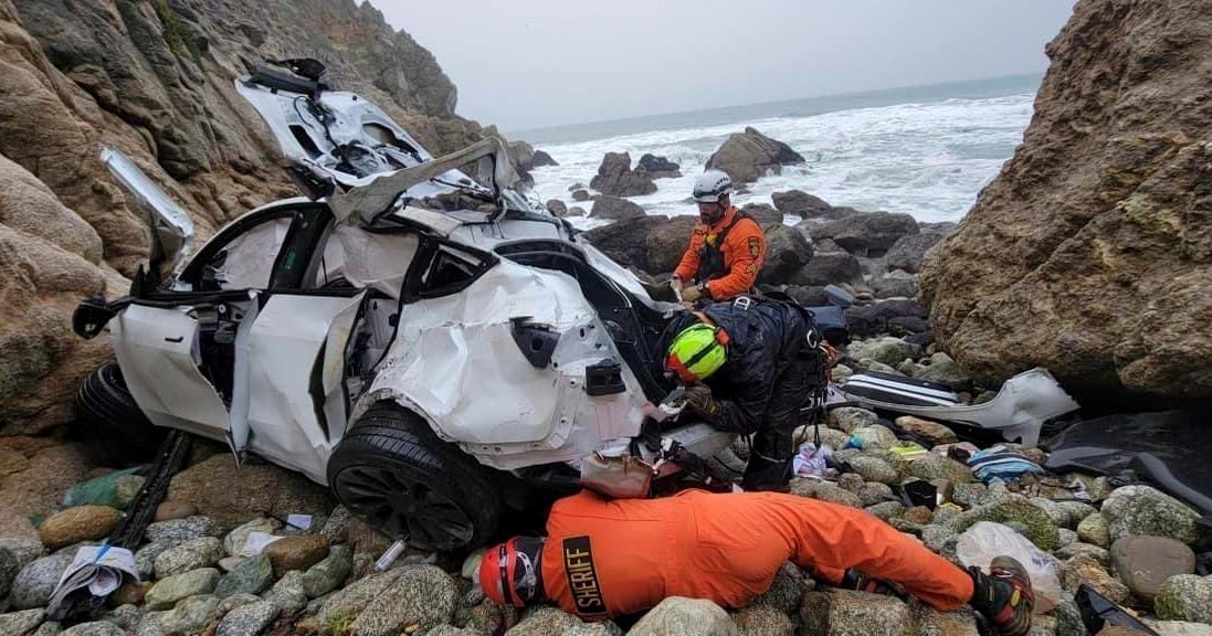 Driver who plunged off California cliff with wife, children in car moved from hospital to jail - Vimarsana News