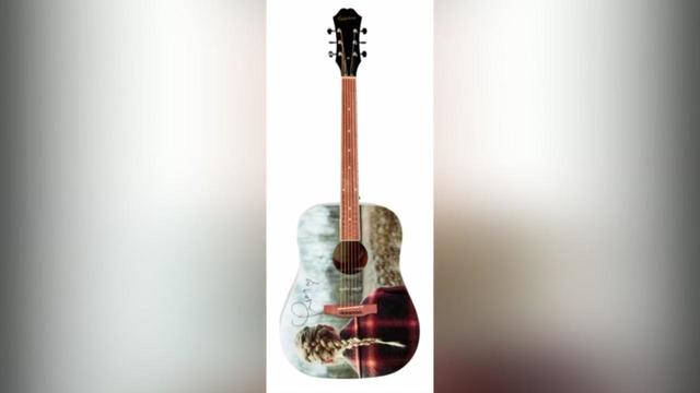 taylor-swift-is-auctioning-off-guitar.jpg 