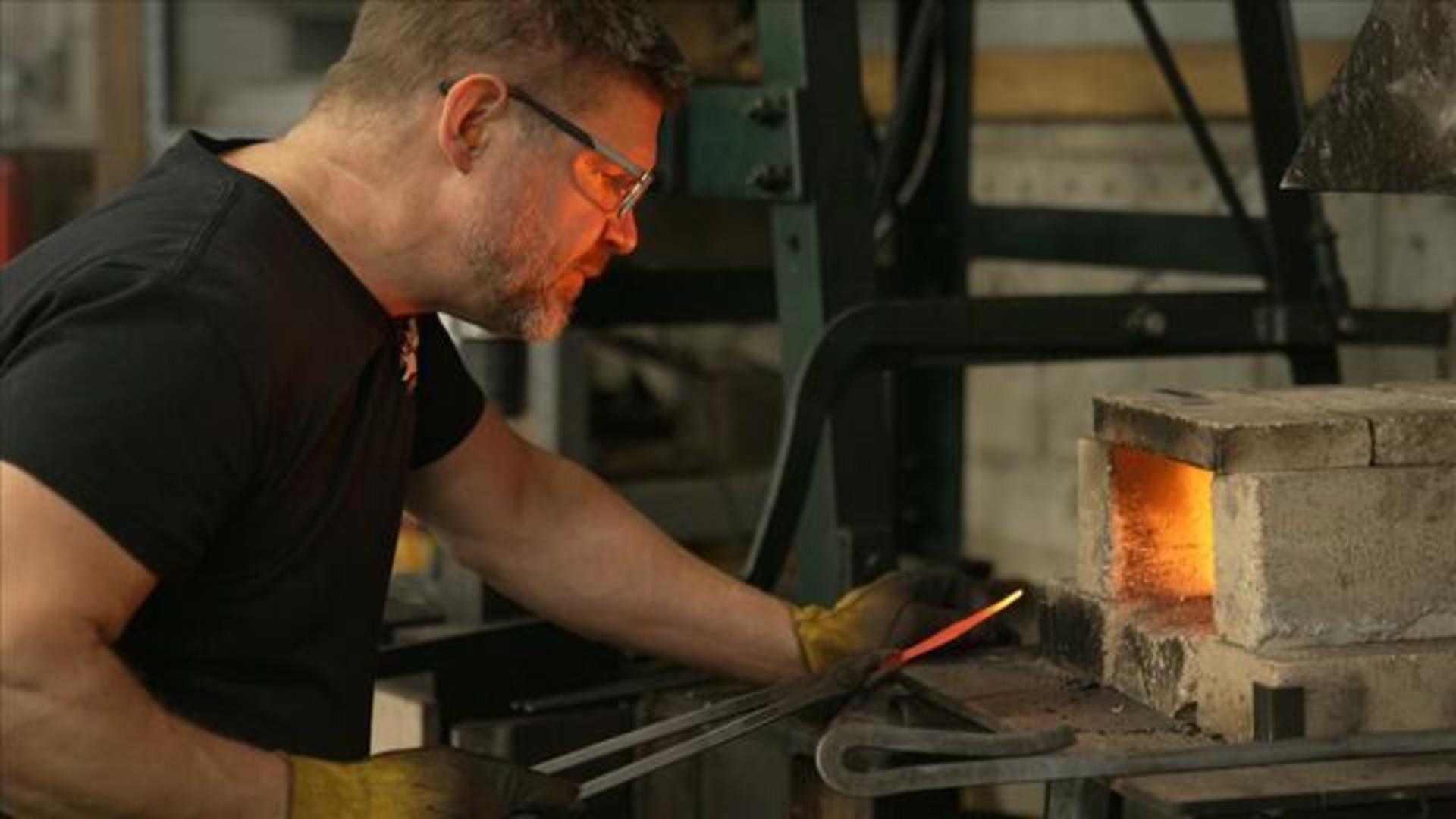 LongHorn in Millville, New Jersey has special knives for International  Left-Handers Day - 6abc Philadelphia