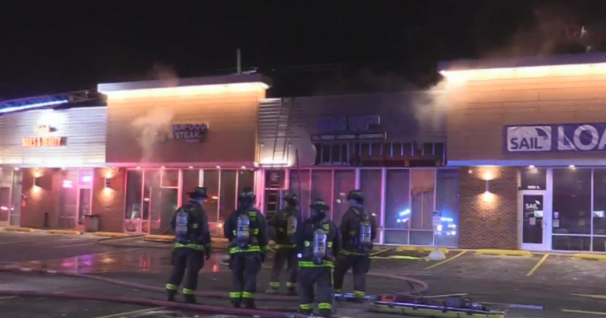 Restaurant catches fire in Washington Heights strip mall - CBS Chicago