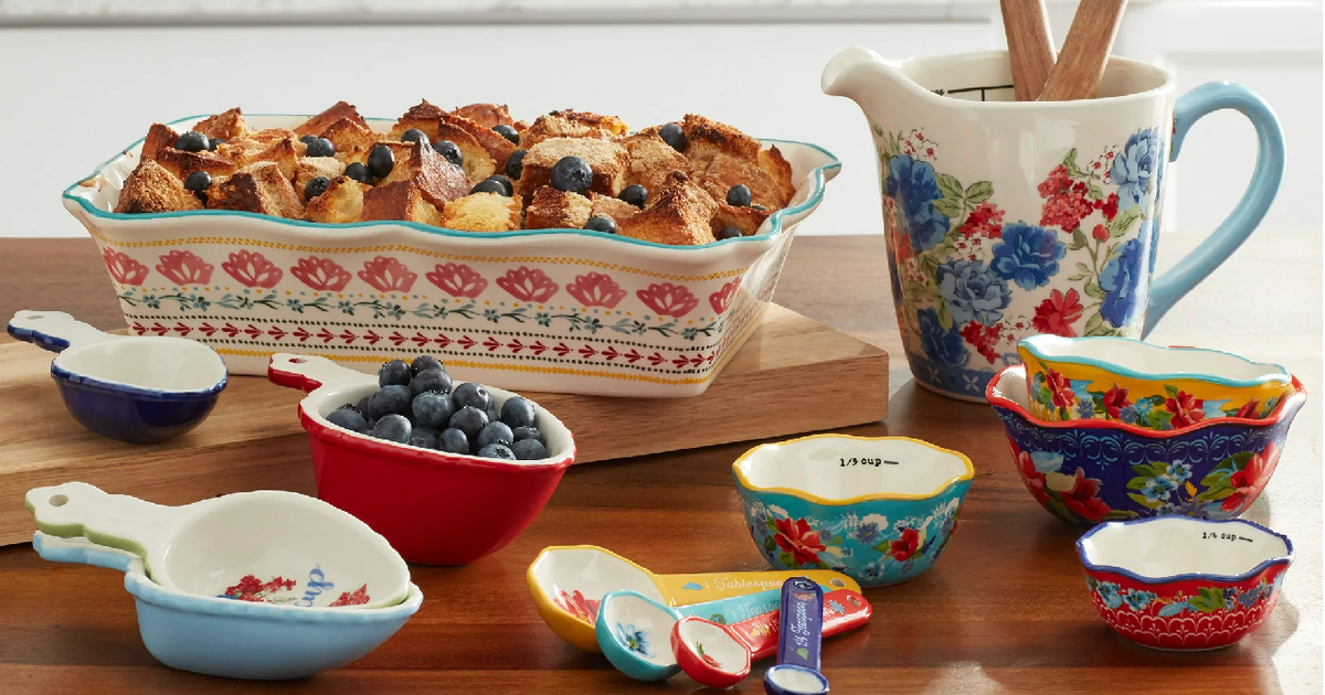 Walmart just slashed the price on this stoneware baking set from The Pioneer Woman - Vimarsana News