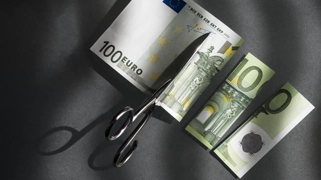 100 euro and scissors, symbolic picture, costs 