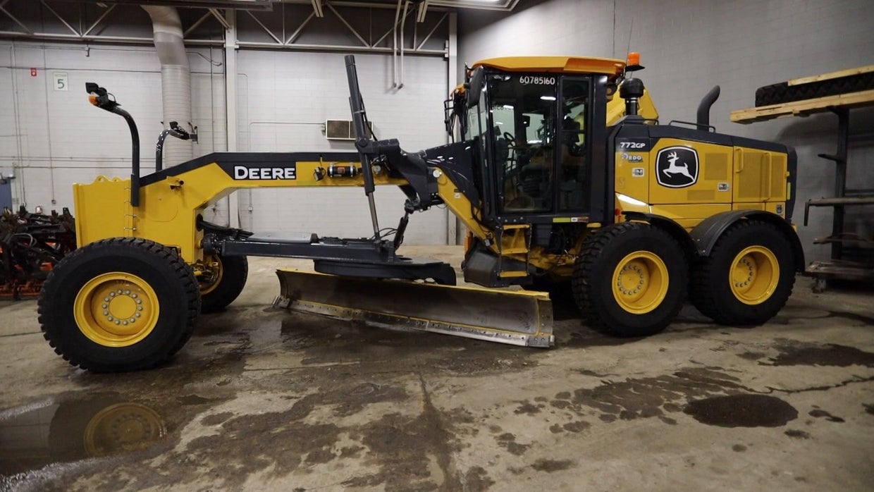 Minneapolis taking advantage of warmer weather to remove ice - CBS ...