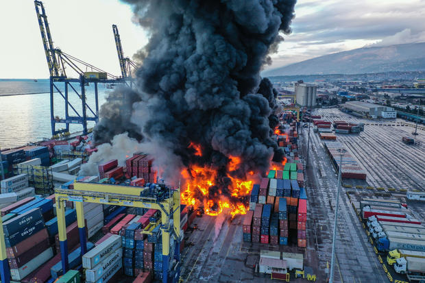 Fire in the containers overturned in the earthquake in Iskenderun Port continues 