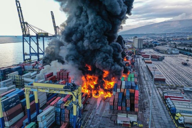 Fire in the containers overturned in the earthquake in Iskenderun Port continues