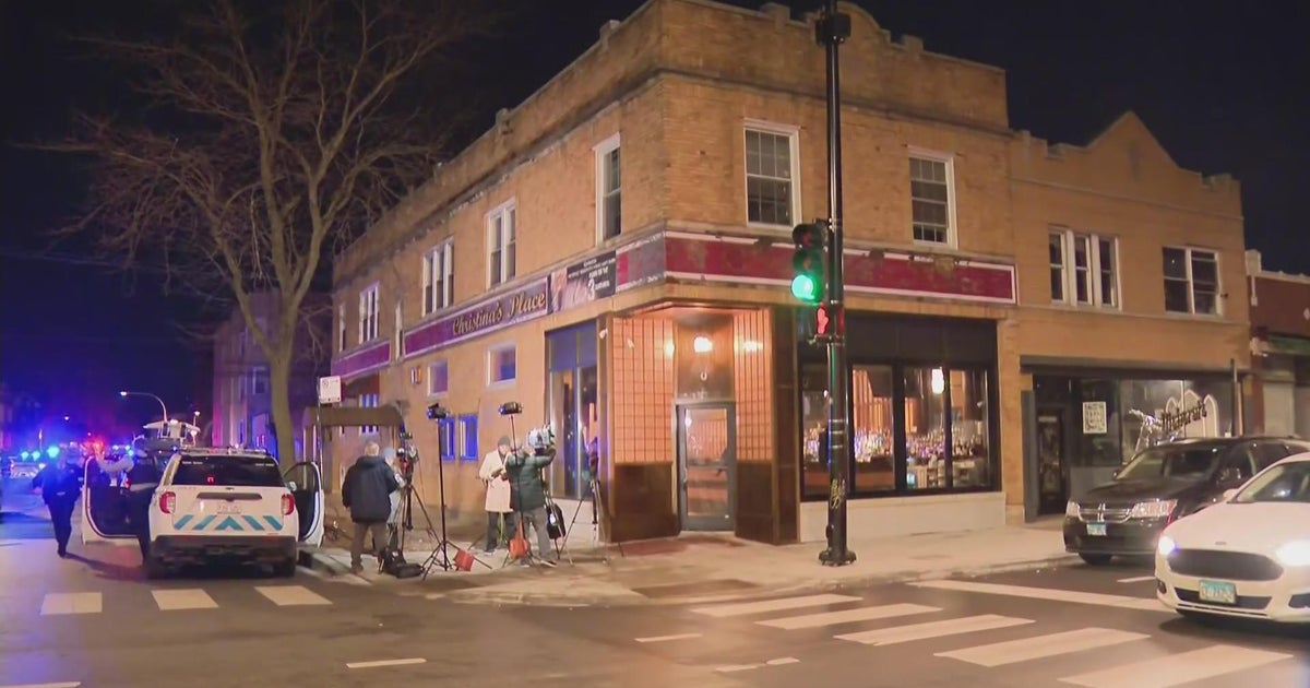 Police shoot suspect near bar in Irving Park - CBS Chicago