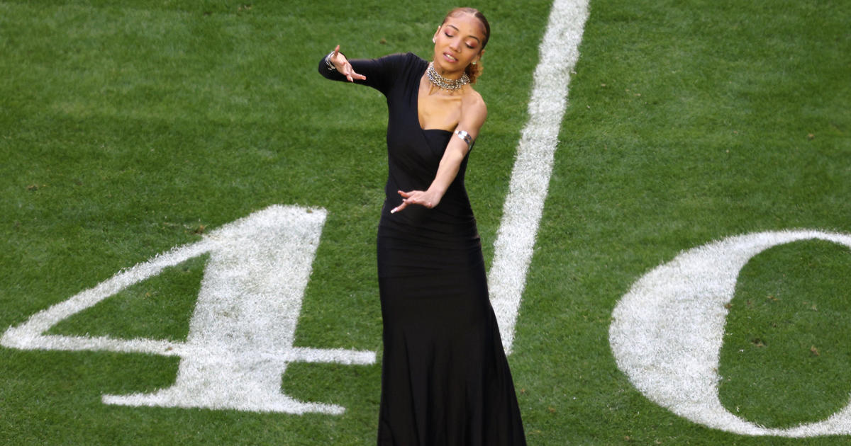 Sign language performer Justina Miles goes viral during Rihanna's Super