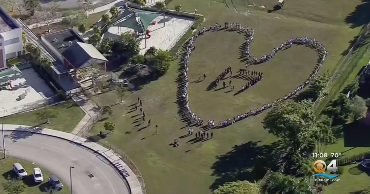 Hundreds obtain at night vigil to pay out tribute to Parkland shooting victims