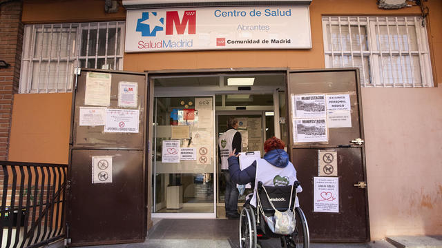 Carabanchel Assembly Collects Signatures At A Health Center Despite The Madrid Government's Ban 