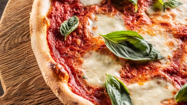 Pizza Napoletana - Napoli tomato sauce mozzarella and basil 