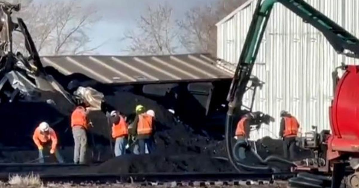 Train carrying coal derails in Nebraska