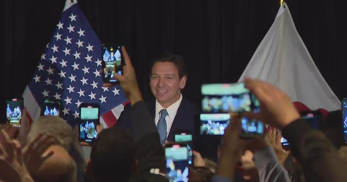 Florida Gov. Ron DeSantis speaks to Chicago police officers