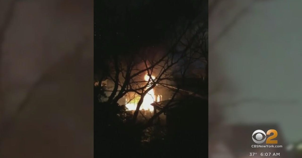 3 hurt in Queens house fire - CBS New York