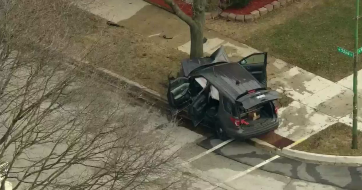 2 Chicago Police Officers Injured After Their Suv Hits Tree Cbs Chicago