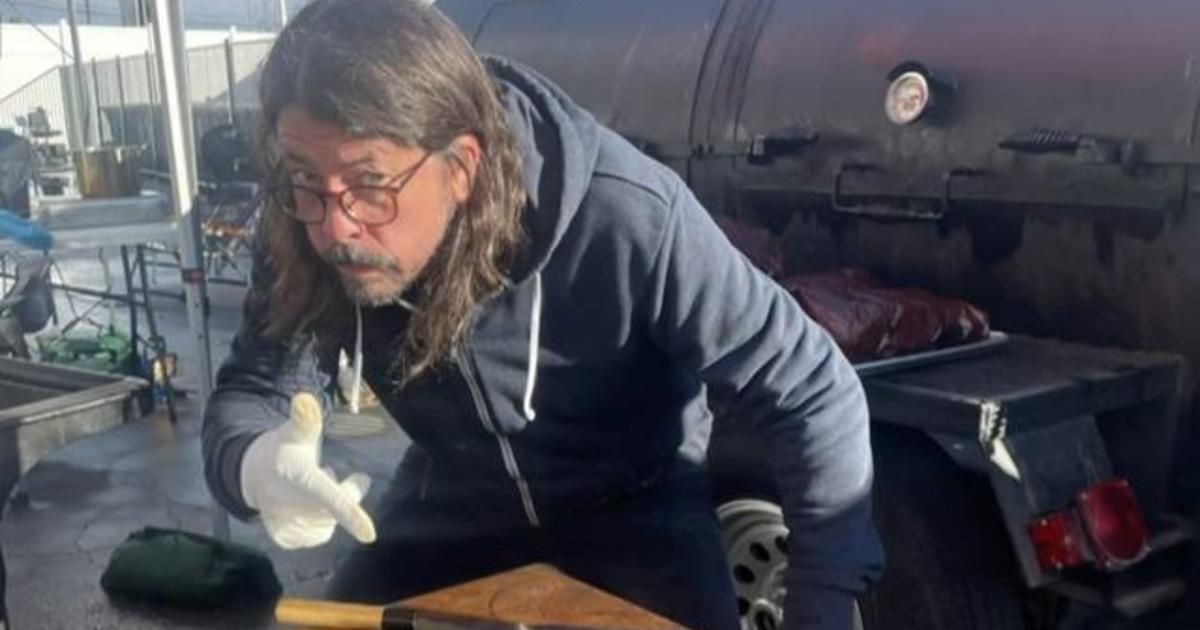 Foo Fighters’ Dave Grohl barbecues for 24 hours at Los Angeles shelter