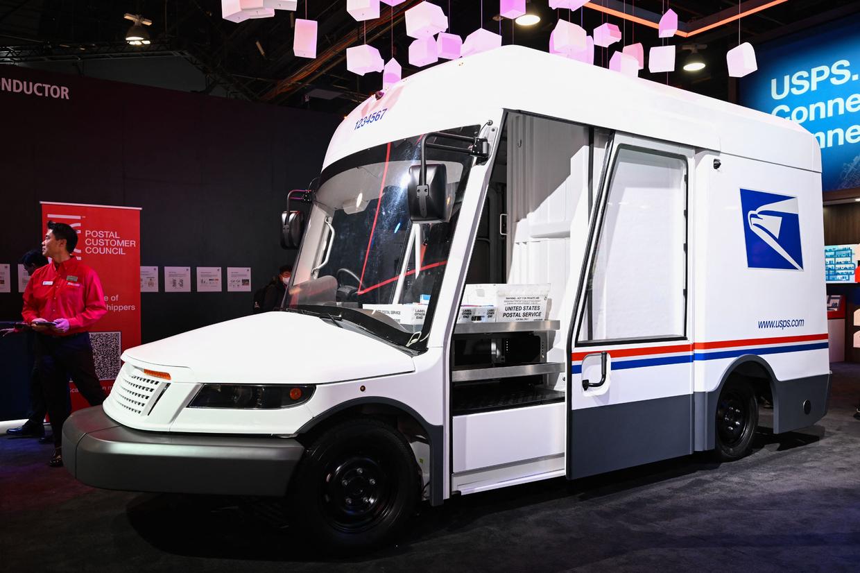 U.S. Postal Service starts nationwide electric vehicle fleet, buying