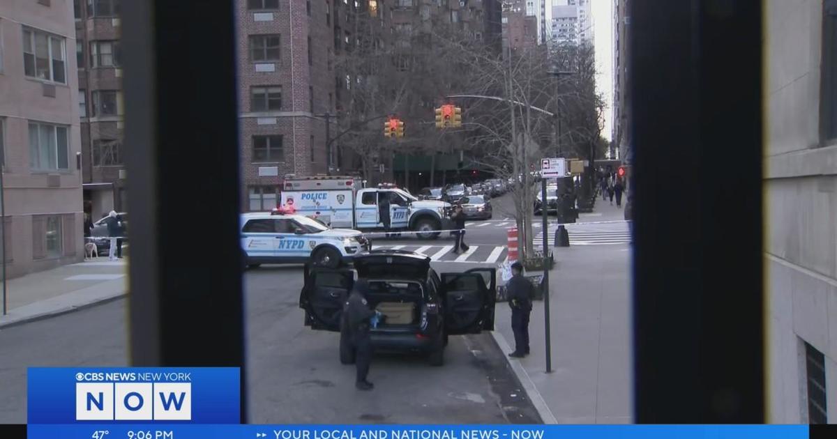 Police: Woman Found Dead In Back Of Car In Manhattan - CBS New York