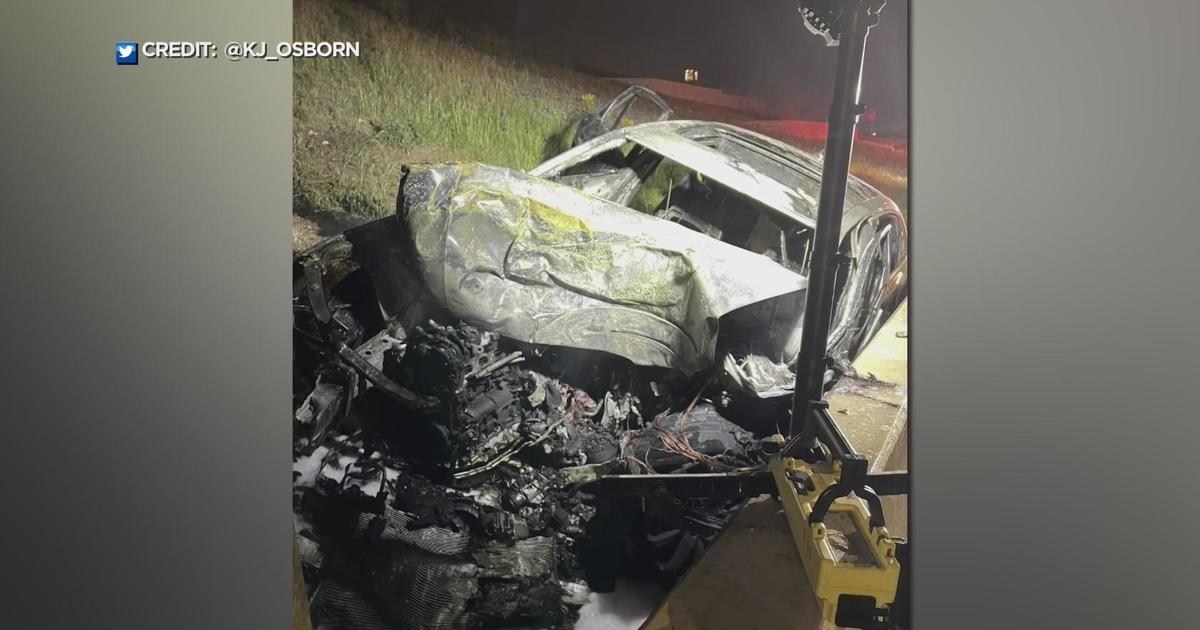 Minnesota Vikings player helps save man from burning car after crash in  North Austin