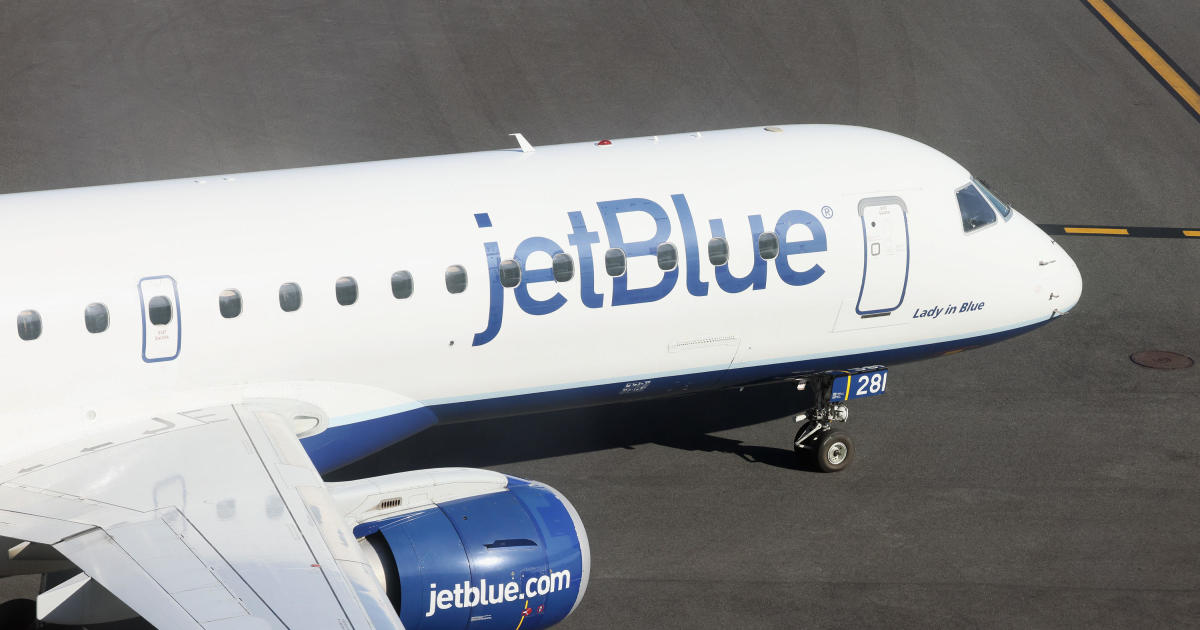 JetBlue pilot says he took off quickly to avoid head-on crash with incoming plane: "I hope you don't hit us"