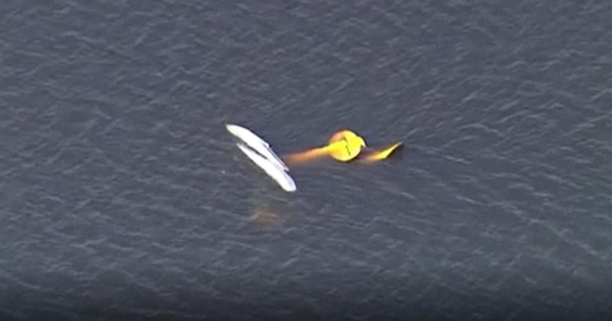 4 killed when 2 smaller planes collide above Florida lake