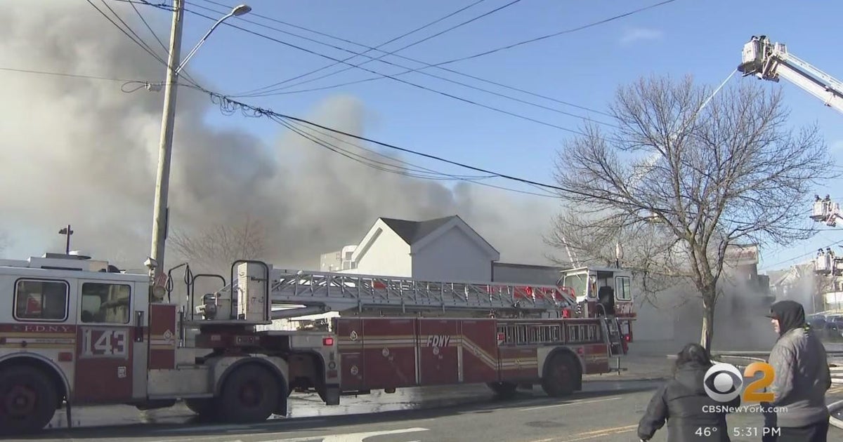 FDNY battles stubborn fire at Queens auto parts store - CBS New York