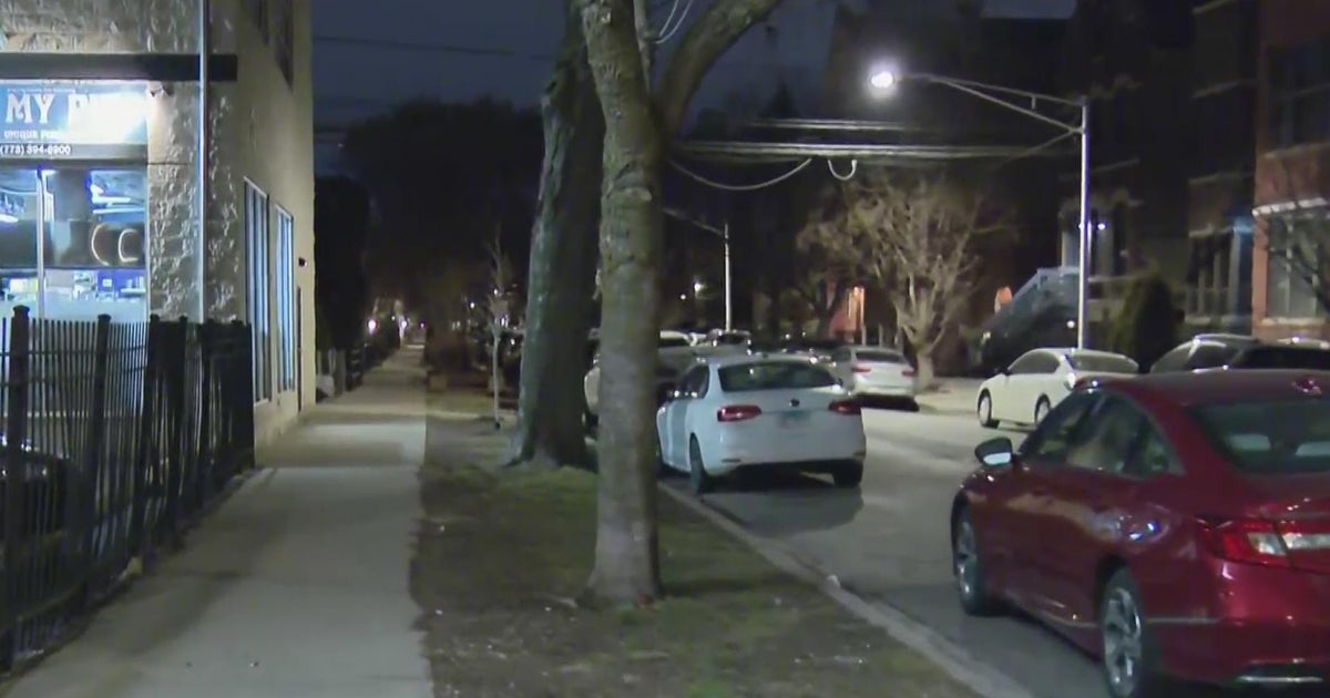 Man robbed of cellphone while walking in Bucktown - CBS Chicago