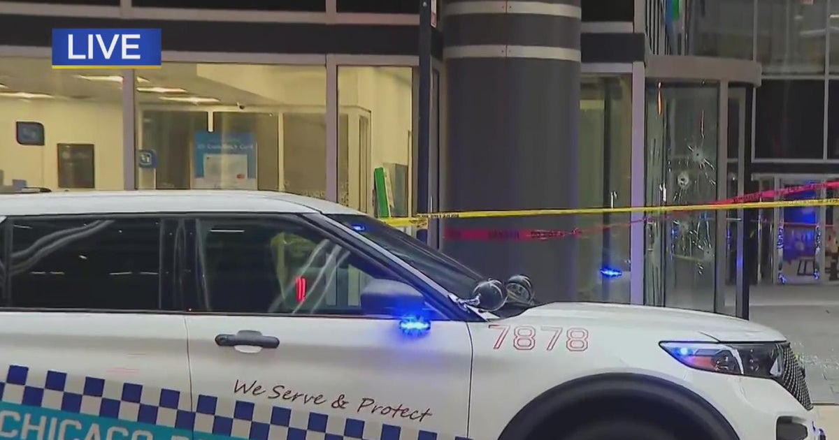 Shots fired outside downtown bank; no one hit - CBS Chicago