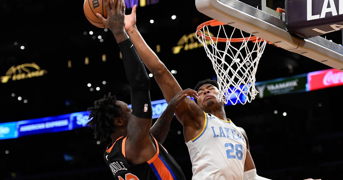 Knicks hold off Lakers, end 3-game slide