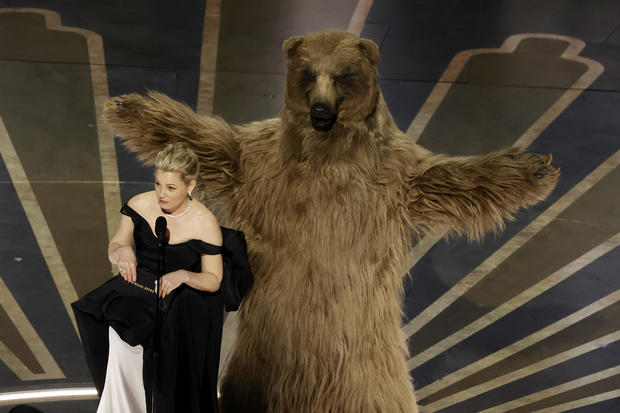 Elizabeth Banks and Cocaine Bear at the 95th Annual Academy Awards 